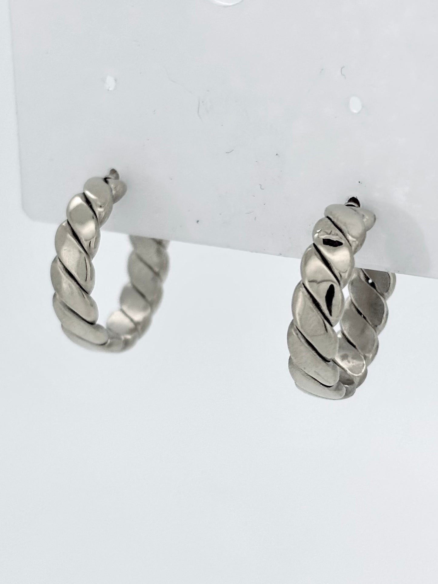 Twist hoop earrings